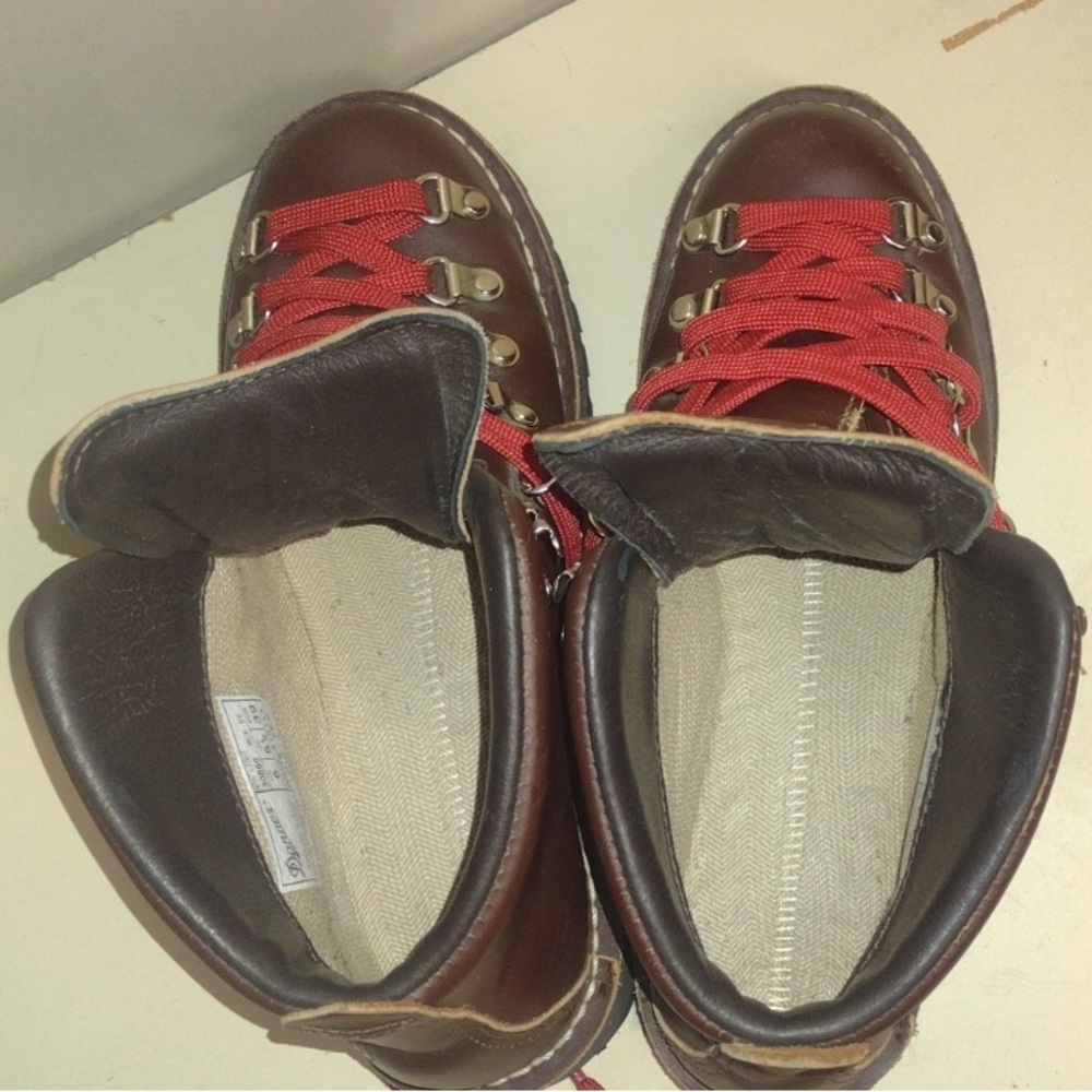 USA Handmade Danner Mountain Light Cascade Boots with Red Laces - Picture 8 of 8